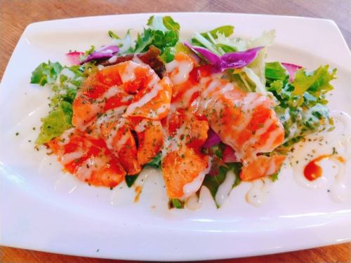 Salmon paccio salad with smoked sauce for a sophisticated feel