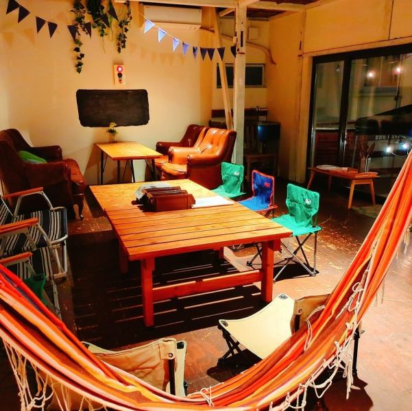 2Fはテラス＆ハンモック付きの１組限定貸し切りプライベート個室。火曜～木曜は4名様～/金土日祝は6名様～4,000円以上のコース予約でご利用可能。テラスには本格的グリルを設置。最大20名様まで収容可能な2階は大人気個室です！