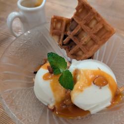 Vanilla ice cream with salted caramel sauce