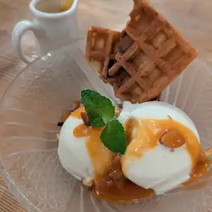 バニラアイス塩キャラメルソース添え