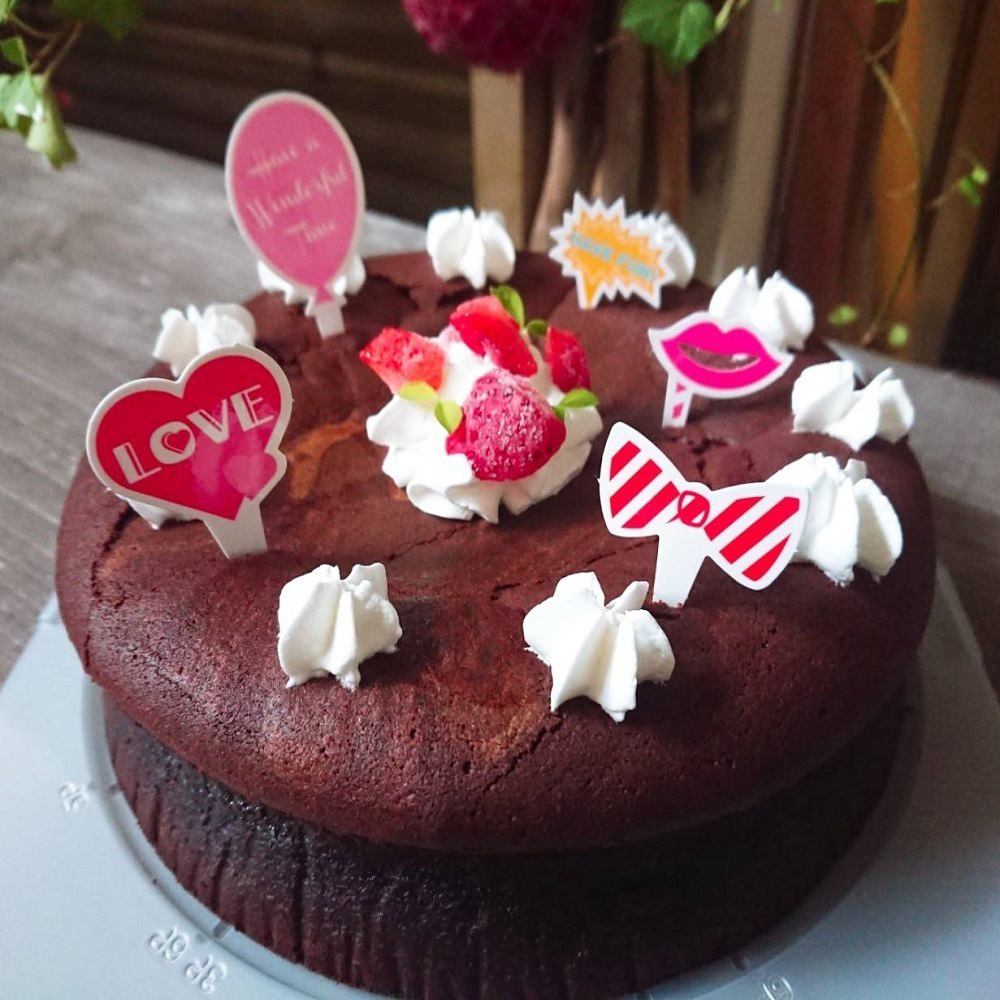 Perfect for birthdays and anniversaries! Surprise your guests with a giant parfait!