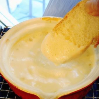 Delicious down to the last crust! Simmering, rich cheese fondue set