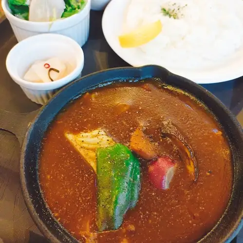 レモンをかけて食べるスパイシースープカレー