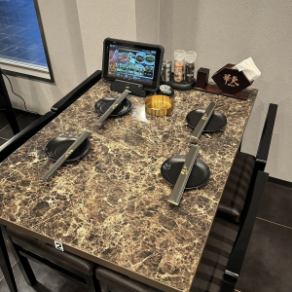 4名様用のテーブル席は、友人や家族との楽しい集まりにぴったり！笑顔と美味しい料理が溢れる時間をお過ごしください。