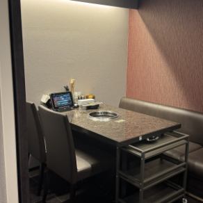 ゆったりとした片面ソファーのテーブル席で、リラックスしながら焼肉を楽しむ贅沢な時間を満喫できます！心地よいソファに身を委ねて、友人や家族と共に美味しい料理を楽しみながら楽しい会話をお楽しみください♪