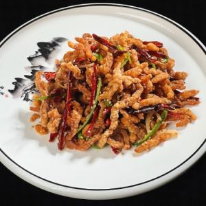 揚細切豚肉ピリ辛炒め