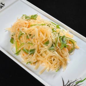 パクチーと細切ジャガイモサラダ