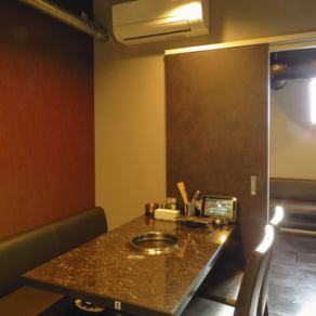 A table for six, perfect for large gatherings! Enjoy sharing delicious food with everyone!