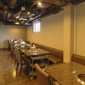 Please spend a luxurious time enjoying grilled meat at the yakiniku table! This table can accommodate up to four people, so you can all share and savor the delicious meat.