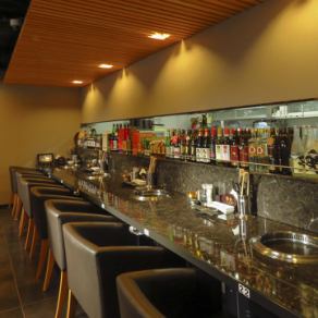 The counter seats are perfect for a date, allowing you to enjoy a special time just for the two of you as you enjoy yakiniku right in front of you.