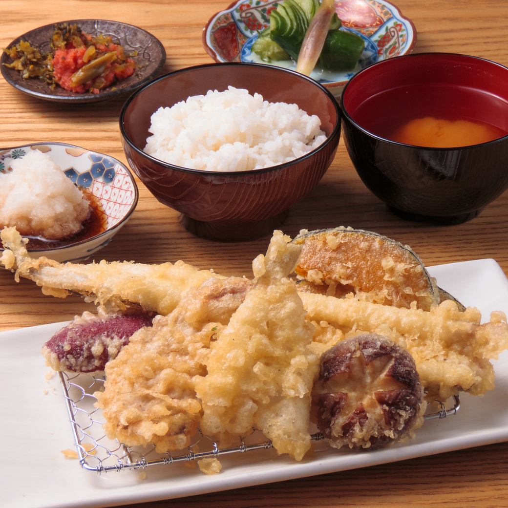 丁寧にお作りしている揚げたての天ぷらをお召し上がりください！