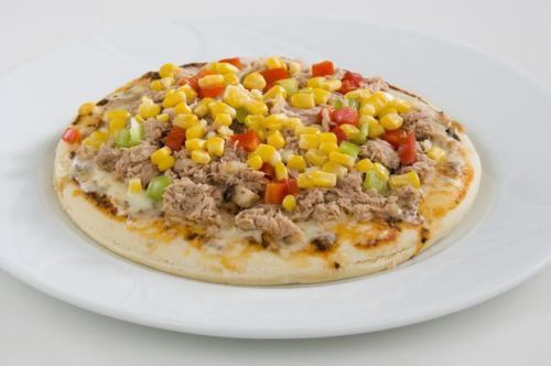 Tuna and corn mayonnaise pizza