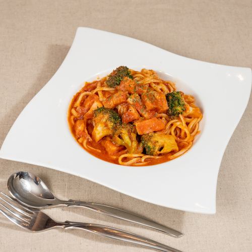 Tomato pasta with bacon and broccoli