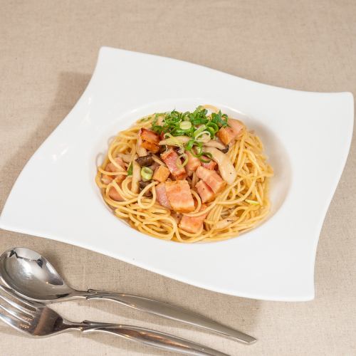 Japanese-style pasta with bacon and shimeji mushrooms