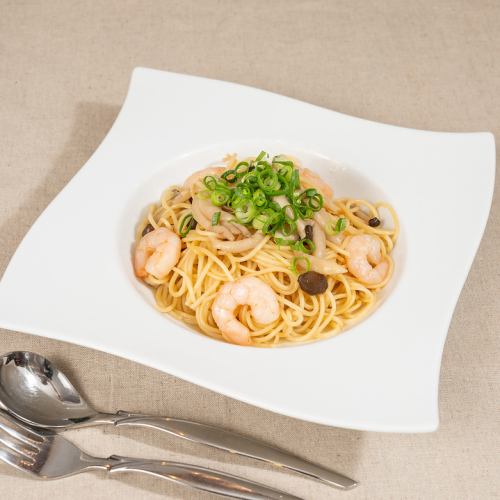 Japanese-style pasta with shrimp and shimeji mushrooms