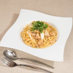 Japanese-style pasta with Hakata chicken and white onion