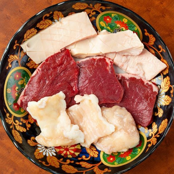 【職人が厳選した新鮮なホルモン3種を盛り合わせ。部位ごとの旨味と食感の違いを楽しめる】ホルモン3種盛り
