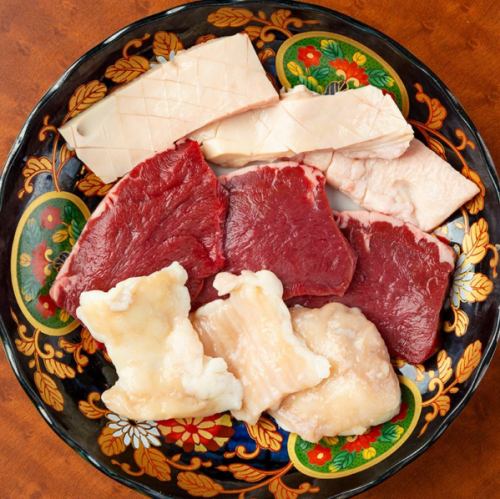 【職人が厳選した新鮮なホルモン3種を盛り合わせ。部位ごとの旨味と食感の違いを楽しめる】ホルモン3種盛り