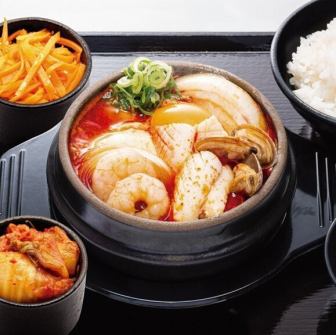 【海鮮スンドゥブ定食】海の幸を楽しむアツアツピリ辛鍋定食