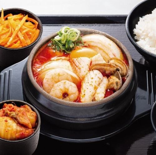 【海鮮スンドゥブ定食】海の幸を楽しむアツアツピリ辛鍋定食