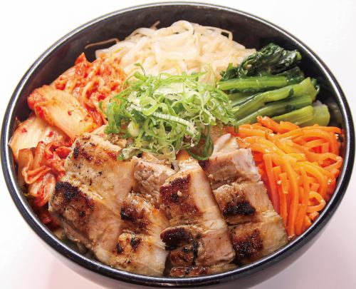 塩麹厚切り豚カルビビビンバ丼