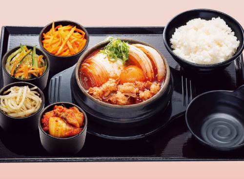 国産牛ホルモンスンドゥブ定食