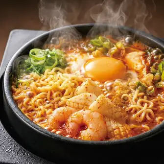 【お一人様も大歓迎の居心地の良さ！】当店は、少人数での利用にも最適！落ち着いた雰囲気の中で、ビビンバやサムギョプサルを味わいながら、リラックスしてお過ごしいただけます◎