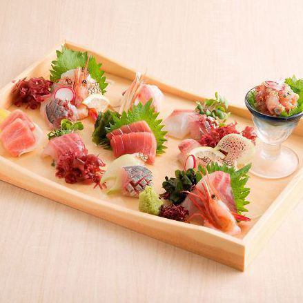 We are proud of the sashimi directly sent from the fishing port and the pottery that carefully finishes the seasonal ingredients.