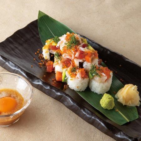 螃蟹和鲑鱼子寿司卷