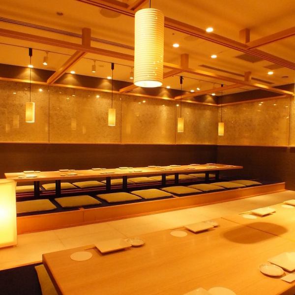 【最大36名様までご利用可能の個室】 京都・烏丸エリアで個室居酒屋をお探しなら『全席個室 鮮や一夜 ラクエ四条烏丸店』へ!当店自慢の飲み放題付き宴会コースをご提供致します。周りを気にせずお食事をお楽しみ頂けるよう、大小様々な個室をご用意◎
