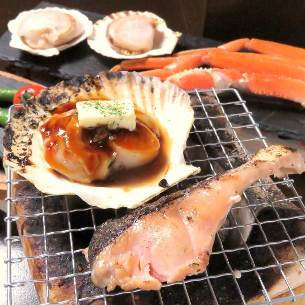 [One charcoal grill for each person!] Enjoy grilling and grilling a variety of seafood such as scallops and salmon, as well as lamb and frankfurters.