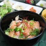 羅臼産天然秋鮭のトロサーモン丼