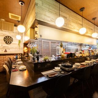 【Ｌ字の2タイプのゆったりとしたカウンター席】お一人様もデート利用のカップル、仲の良いお友達同士にもおススメです！ゆっくりしたい方には奥の端の席がおすすめです♪サク飲みにも、お食事だけでもお気軽にご利用下さい♪当店では8名様～12名様での貸切利用が可能です！少人数貸切の場所に困った際は是非ご相談下さい。