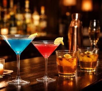 【ゆっくりくつろぎのバータイム】21時からはバータイムとなります。当店では隠れ家の雰囲気もありつつ、ダーツも用意しておりますので二次会・三次会にもご利用いただけます。シェイカーを使った本格的なバードリンクやバーフードをご用意◎お酒を飲まない方でもノンアルコールドリンクや夜パフェをお楽しみいただけます。