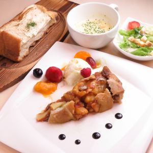 Apple pie with lots of apple chunks