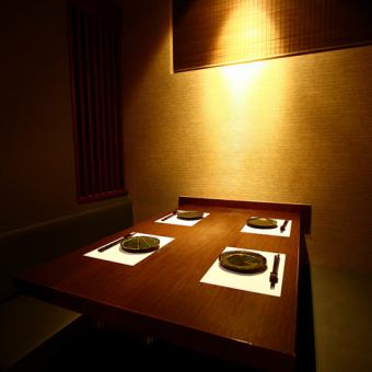 餐桌座位適合各種宴會，是一個充滿日式氛圍的空間！不僅可以享受酒會和宴會，還可以享受娛樂、女孩之夜和生日，而無需擔心周圍的人！離新橫濱站很近，集合散散也方便！