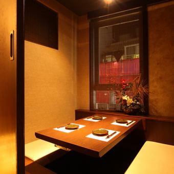 Private rooms can be used for a wide range of purposes, from dates and anniversaries in Shin-Yokohama, to small drinking parties after work, entertainment, business dinners, and other business occasions!Enjoy your time in a Japanese-style space filled with the warmth of wood!