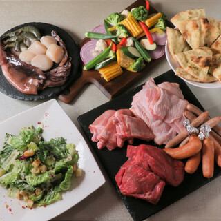 【燒烤標準套餐】海鮮拼盤，分量十足◎10道菜品合計6,600日圓（含稅）