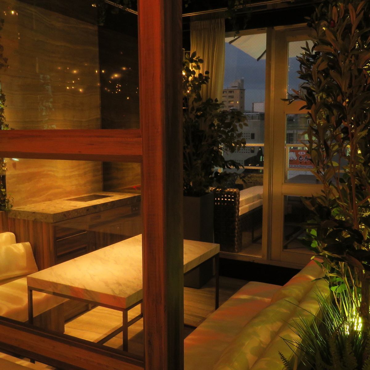 夜景の見える半個室で優雅な時間を過ごしましょう。