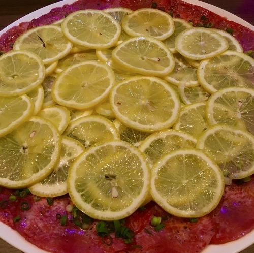 上等牛舌配葱、盐和柠檬