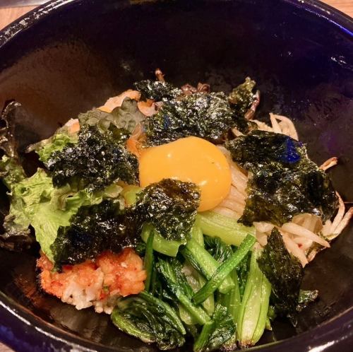 石头煮熟的石锅拌饭