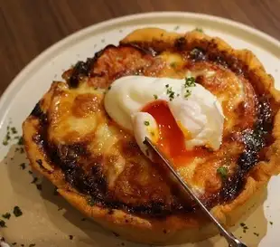 Chicago-style pizza with Japanese Black Wagyu beef and mushrooms