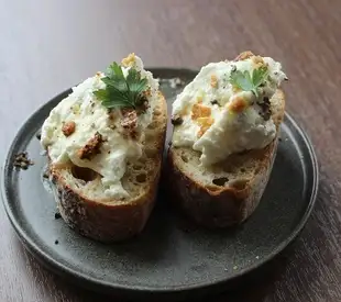 Gorgonzola mousse bruschetta