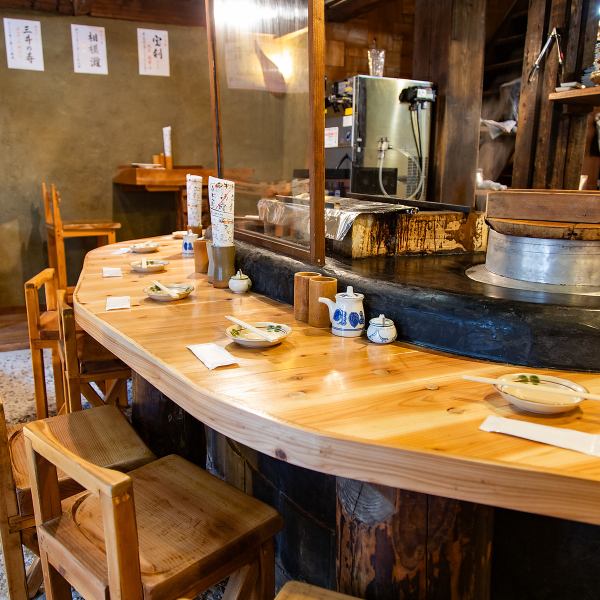 当店は、まるで自宅にいるかのようなアットホームな雰囲気が自慢です♪賑わいを感じさせつつも、温もりを活かした内装で落ち着いてお食事をしていただけます◎お一人様からグループのお客様まで、どなた様も気兼ねなくリラックスできる空間づくりを大切にしております。肩肘張らずに、楽しいひとときをお過ごしください。