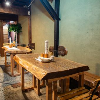 2名掛けテーブルを1席ご用意しております。ご友人とのお食事やデートなど様々な場面でお使いいただけます。