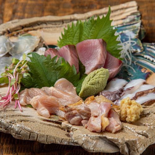 海の幸と鶏の美味しさを一度に味わう贅沢なお造りを用意