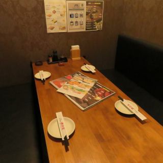 広々とした完全個室で周りを気にせずご宴会♪間接照明が優しく灯る和を基調とした個室空間でゆっくりと時が経つのをお愉しみください！