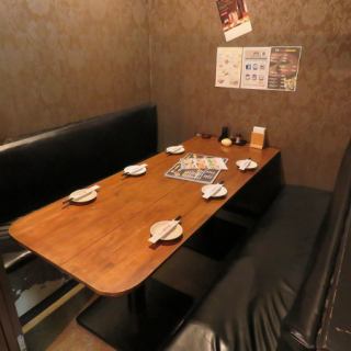 入口を抜けると和テイストの落ち着いた空間が広がります。知っておいて損はないお店は当店です！是非一度ご来店ください！