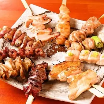 ●3小时畅饮 ◆8种烤鸡串、炸物和烤鸡自助餐：3999日元（周五、周六及节假日前一天：2小时）