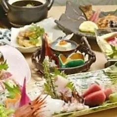●3小时畅饮◆9道菜“庆典套餐”，包含3种直接从产地运来的新鲜鱼类、优质猪里脊肉和大仙鸡，售价3999日元（周五、周六和节假日前一天2小时）